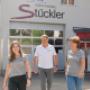 Führungsebene von Tischlerei Stückler inklusive nächster Generation Mst.in Sophie Stückler beim Eingang