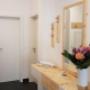 Moderne Garderobe mit Zirbenholz kombiniert, eingebaut von Ihrem Tischler Stückler
