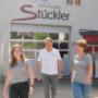 Führungsebene von Tischlerei Stückler inklusive nächster Generation Mst.in Sophie Stückler beim Eingang