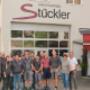 Belegschaft der Tischlerei Stückler beim Firmeneingang