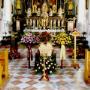 Aufbahrung eines Sarges in der Pfarrkirche Mils zur Hl. Messe
