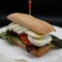 Ciabatta mit Mozzarella, Tomaten & Pesto