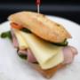 Ciabatta mit Käse, Philadelphia, Salat, Gemüse