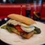 Ciabatta mit Mozzarella, Tomaten & Pesto