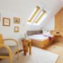Einbettzimmer mit breitem Bett