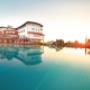 Das Gefühl in die Unendlichkeit zu schwimmen bietet der Infinity-Pool in der weitläufigen Larimar Thermen-, Wasser- und Saunawelt.