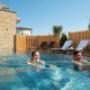 Textilfreies Badevergnügen im Nackt-Schwimmbecken im Sauna-Panoramahof. Textilfreies Badevergnügen im Nackt-Schwimmbecken im Sauna-Panoramahof.