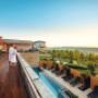 Textilfreie Panorama-Terrasse in der Larimar Saunawelt mit Ausblick in die südburgenländische Hügellandschaft