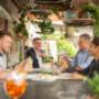 Die trendige Kombination zwischen Bar, Restaurant, Café und Shop ist die willkommene Alternative für einen genussreichen Aufenthalt, ein lockeres Get-Together nach der Arbeit und am Wochenende. Die trendige Kombination zwischen Bar, Restaurant, Café und Shop ist die willkommene Alternative für einen genussreichen Aufenthalt, ein lockeres Get-Together nach der Arbeit und am Wochenende.