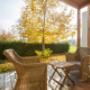 Naturzimmer-Terrasse mit direktem Zugang zum Apfelgarten.