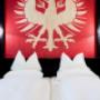 Bett im Doppelzimmer im Hotel Schrofenstein Bett im Doppelzimmer im Hotel Schrofenstein