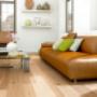 » Landhausdielen mit matt versiegelter Oberfläche «
In der Kollektion » Robin Wood Authentic « präsentieren wir erstmalig Landhausdielen mit matt versiegelter Oberfläche im Format 1.860 x 189 mm mit ruhigen, glatt geschliffenen bis hin zu lebhaften, astig gebürsteten Oberflächen. Die Kollektion wird als Eiche in den Sortierungen »natur«, »astig gebürstet«, »astig gebürstet Weiss«, »astig geräuchert« sowie »astig geräuchert Weiß« mit einer Nutzschicht von ca. 4,0 mm angeboten. » Landhausdielen mit matt versiegelter Oberfläche «
In der Kollektion » Robin Wood Authentic « präsentieren wir erstmalig Landhausdielen mit matt versiegelter Oberfläche im Format 1.860 x 189 mm mit ruhigen, glatt geschliffenen bis hin zu lebhaften, astig gebürsteten Oberflächen. Die Kollektion wird als Eiche in den Sortierungen »natur«, »astig gebürstet«, »astig gebürstet Weiss«, »astig geräuchert« sowie »astig geräuchert Weiß« mit einer Nutzschicht von ca. 4,0 mm angeboten.