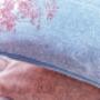 » Sunbrella 3 «
Als intelligente Wohnstoffe mit Outdoor-Eignung präsentiert sich die Kollektion » Sunbrella 3 « mit natürlichen Strukturen und einzigartiger Farbgebung, Die Stoffe sind langlebig und beinahe unverwüstlich: UV-beständig, licht- und farbecht, verschleißfest, antimikrobiell (resistent gegen Schimmel), schmutzabweisend, pflegeleicht und waschbar, atmungsaktiv, sowie Öko-Tex-zertifiziert. » Sunbrella 3 «
Als intelligente Wohnstoffe mit Outdoor-Eignung präsentiert sich die Kollektion » Sunbrella 3 « mit natürlichen Strukturen und einzigartiger Farbgebung, Die Stoffe sind langlebig und beinahe unverwüstlich: UV-beständig, licht- und farbecht, verschleißfest, antimikrobiell (resistent gegen Schimmel), schmutzabweisend, pflegeleicht und waschbar, atmungsaktiv, sowie Öko-Tex-zertifiziert.