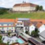 Außenansicht des Stainzerhof Hotel & Restaurant in Stainz – Ihr Hotel mit Außenpool für einen erholsamen Romantikurlaub in der Steiermark mit Blick auf das Schloss.