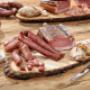Metzgerei Huber Kitzbühel - wir sind zertifizierter Tiroler Speck g.g.A. Produzent! Tiroler Schinkenspeck, Tiroler Karreespeck und Tiroler Bauchspeck, hergestellt nach traditioneller Rezeptur.