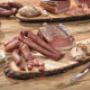Metzgerei Huber Kitzbühel - wir sind zertifizierter Tiroler Speck g.g.A. Produzent! Tiroler Schinkenspeck, Tiroler Karreespeck und Tiroler Bauchspeck, hergestellt nach traditioneller Rezeptur. Metzgerei Huber Kitzbühel - wir sind zertifizierter Tiroler Speck g.g.A. Produzent! Tiroler Schinkenspeck, Tiroler Karreespeck und Tiroler Bauchspeck, hergestellt nach traditioneller Rezeptur.