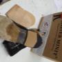 Handgemachte Schuhe wo die Sohle und Absatz erneuert wird. Bei der Erneuerung muss der Rahmen und die Sohle neu vernäht werden.