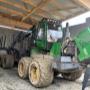 Benkö Holz - Das „Grüne Monster“ ist ein kraftvoller John-Deere-Forsttraktor mit riesigen Reifen und robuster Bauweise. Perfekt für schwere Holzarbeiten, unwegsames Gelände und harte Einsätze im Wald – stark, zuverlässig und unaufhaltsam.