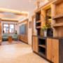 Buffet und Rezeption mit Sitzecke