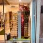 Elegantes Schaufenster bei Eva Orban Optik in Baden mit großer Auswahl an Brillen und Fassungen. Präsentation aktueller Brillentrends und individueller Stilberatung für Damen und Herren.