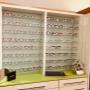 Brillenpräsentation im Innenbereich von Eva Orban Optik in Baden. Trendige Fassungen und sorgfältig ausgewählte Designs für individuelle Sehlösungen und stilvolle Looks.