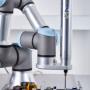 Vollautomatisierter Schraubfall in welchem ein Mehrachsroboter die Verschraubungen auf einer Platine durchführt