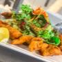 Knusprige Backhendlstreifen mit frischem Blattsalat und Zitrone im Brandauer Bierbögen Wien. Goldbraun paniert, leicht und herzhaft – beliebter Klassiker der österreichischen Wirtshausküche.