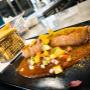Brandauer Currywurst mit Pommes und bunter Paprikasalsa. Würzig, deftig und beliebt – ein echter Klassiker der österreichischen Wirtshausküche in Wien.