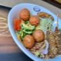 Vegetarische Bowl im Brandauer Bierbögen: knusprige Falafel, frisches Gemüse und Linsen mit cremigem Dressing – gesunde Küche mit österreichischem Twist in Wien.
