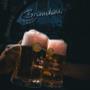 Zwei frisch gezapfte Zwettler Biere vor dem Brandauer Bierbögen. Wiener Wirtshausatmosphäre mit kühlem Biergenuss in stilvollem Ambiente.