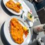Traditionelles Wiener Schnitzel mit Erdäpfelsalat im Brandauer Bierbögen. Klassiker der österreichischen Küche – goldbraun gebacken, serviert mit Zitrone und Beilage.