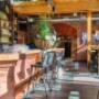 Innenansicht der Brandauer Bierbögen mit gemütlicher Bar, Holzdetails und offener Backsteinarchitektur – ideal für Craft-Bier, österreichische Küche und gesellige Abende in Wien-Döbling.