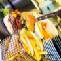 Hausgemachter Brandauer Beef Burger mit knusprigen Steak Fries. Saftiges Rindfleisch, Speck und frisches Gemüse – beliebter Klassiker im Brandauer Bierbögen Wien.
