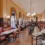 Innenansicht des Cafe Sperl in Wien 1060: altwiener Kaffeehaus mit hohen Decken, Kronleuchtern und roten Samtsofas – historisches Kaffeehaus Wien für Wienerfrühstück, Kaffee und hausgemachte Mehlspeisen.