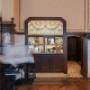 Servicebereich im Cafe Sperl, altwiener Kaffeehaus mit Geschichte in Mariahilf: holzvertäfelte Wände, Jugendstilfenster und Blick in die Küche – ein historic coffee house Vienna mit klassischen Speisen und Mittagsmenü.
