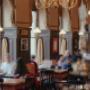 Im Café Sperl genießt du im altwiener Kaffeehaus-Ambiente deinen Kaffee und Kuchen in Wien. Rote Sitzbänke, hohe Fenster und Kronleuchter machen das traditionelle Kaffeehaus in Mariahilf zu einem Treffpunkt für Frühstück und Gespräche.