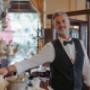 Freundlicher Kellner im Cafe Sperl, einem traditionellen Wiener Kaffeehaus in 1060 Wien – hier genießt du Wienerfrühstück, Kaffee und hausgemachte Mehlspeisen.