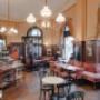 Innenansicht des Cafe Sperl, traditionelles Wiener Kaffeehaus (traditional Viennese coffee house) in 1060 Wien: historisches Ambiente mit roten Bänken und Marmortischen – ideal für Wienerfrühstück, Kaffee und Kuchen, hausgemachte Mehlspeisen.