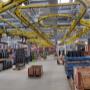 Produktionsbereich mit Schienensystem für Materialbeförderung.
