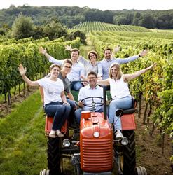 Heuriger und Weingut Stefan & Theres Oberschil - ausg'steckt von 1. Mai - 25. Mai