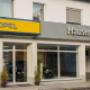 Hausfassade mit Ladenmeile