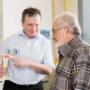 Dr. Bernhard Gisinger Ordinationsbetriebs Ges.m.b.H. - Arzt erklärt Patienten Knochenmodell