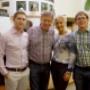 Gastgeber-Familie Haas am Pilgramhof, Friesach: herzliches Familienporträt im Bauernhof-Gastraum – ideal für Urlaub am Bauernhof Friesach & Familienurlaub Bauernhof Kärnten.