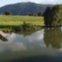 Badeteich am Pilgramhof in Friesach mit Steg, Liegewiese und Bergpanorama – perfekter Urlaub am Bauernhof Kärnten, Bauernhof mit Badeteich Kärnten und entspannter Familienurlaub Bauernhof Kärnten.