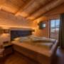 Schlafzimmer mit Zirbenholztäfelung