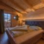 Schlafzimmer mit Zirbenholztäfelung Schlafzimmer mit Zirbenholztäfelung