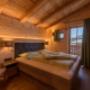 Schlafzimmer mit Zirbenholztäfelung Schlafzimmer mit Zirbenholztäfelung