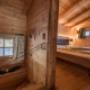 Ein Stiegenhaus führt in den ersten Stock zu den Schlafräumen und dem großen Badezimmer inklusive Sauna.
