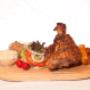Knusprig gegrillte Stelze auf Holzteller mit Krautsalat, Kren, Saucen und Kartoffelspalten – deftige österreichische Spezialität im Gasthaus Silberwirt in Wien.