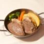 Zart gekochtes Rindfleisch mit Gemüse und Kartoffeln in der Servierpfanne – klassische österreichische Hausmannskost im Wirtshaus Silberwirt in Wien.
